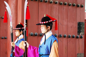 Reisgids Zuid Korea Reisgids Zuid Korea | bewakers bij het Deoksugung paleis